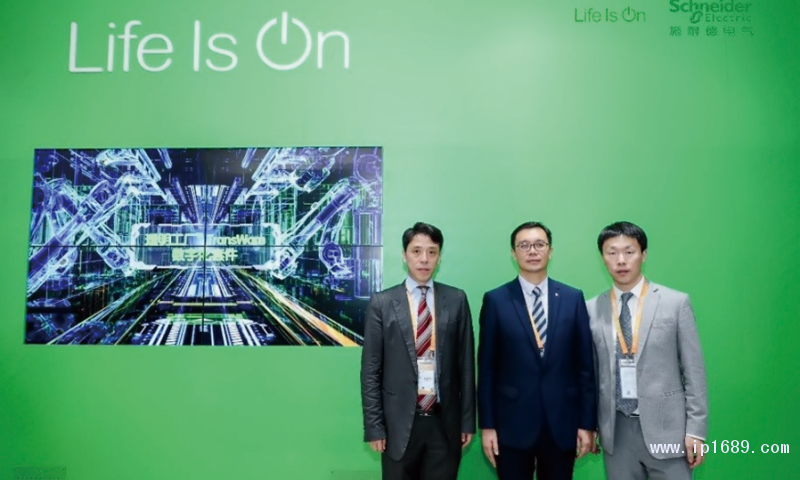 施耐德電氣高級(jí)副總裁、工業(yè)事業(yè)部中國區(qū)負(fù)責(zé)人龐邢健（中），施耐德電氣（中國）有限公司工業(yè)事業(yè)部智能制造負(fù)責(zé)人李凱（左），施耐德電氣（中國）有限公司工業(yè)事業(yè)部控制與驅(qū)動(dòng)業(yè)務(wù)部總經(jīng)理胡曉（右）