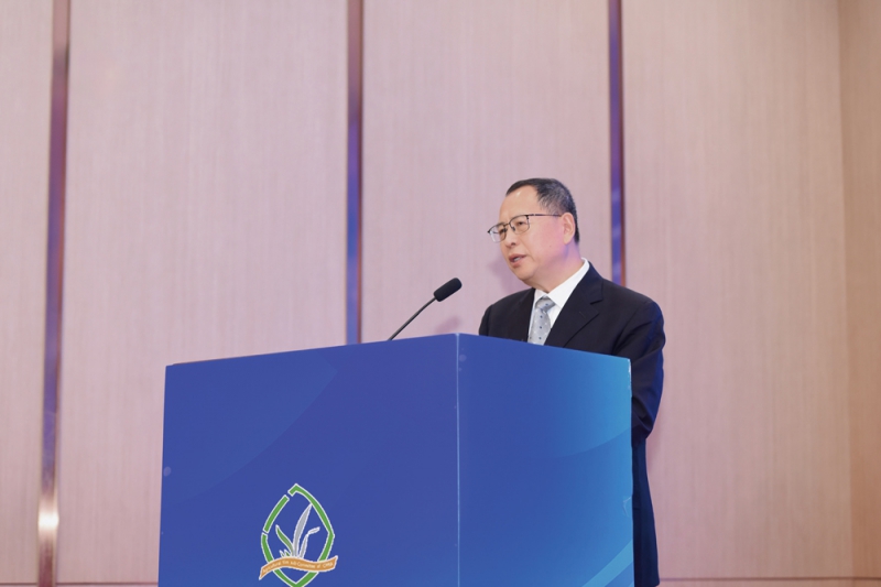 1-中國輕工業(yè)聯(lián)合會(huì)兼職副會(huì)長、中國塑料加工工業(yè)協(xié)會(huì)理事長王占杰