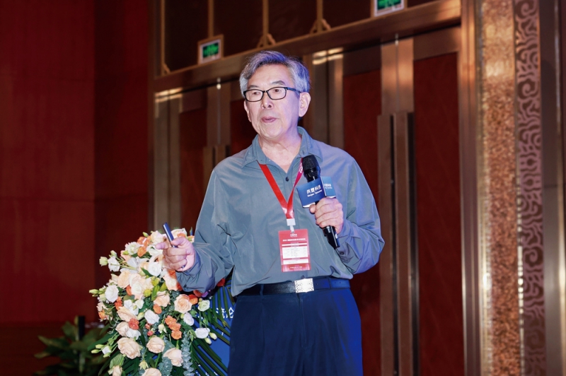 中國合成樹脂協(xié)會榮譽(yù)會長鄭塏發(fā)表演講